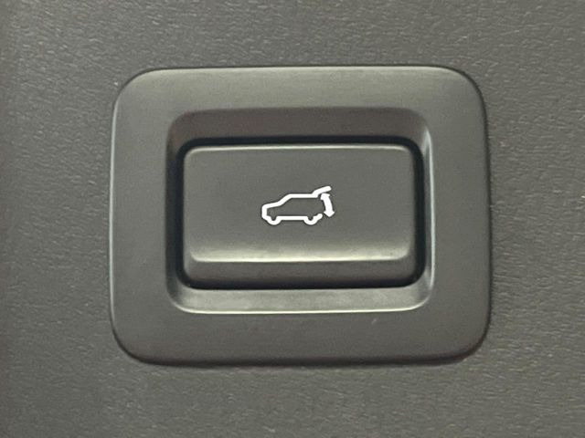 【パワーバックドア】スマートキーや運転席のボタンを押すだけでリアゲートが自動で開閉します!荷物を持っている時や、高い位置にあるバックドアを閉める際に便利な機能です♪