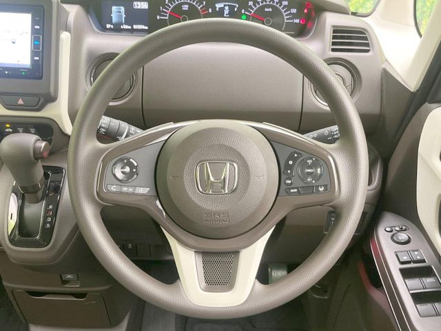 �C���e���A�ɍ��킹���f�U�C���̃X�e�A�����O�́A�^�]�������̂��Ƃ��l���A�^�]���₷���`��A�傫���ł��B�����x�A���ۂɐG���Ă��m���߂��������B