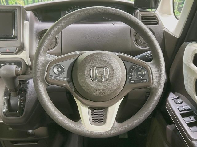�C���e���A�ɍ��킹���f�U�C���̃X�e�A�����O�́A�^�]�������̂��Ƃ��l���A�^�]���₷���`��A�傫���ł��B�����x�A���ۂɐG���Ă��m���߂��������B