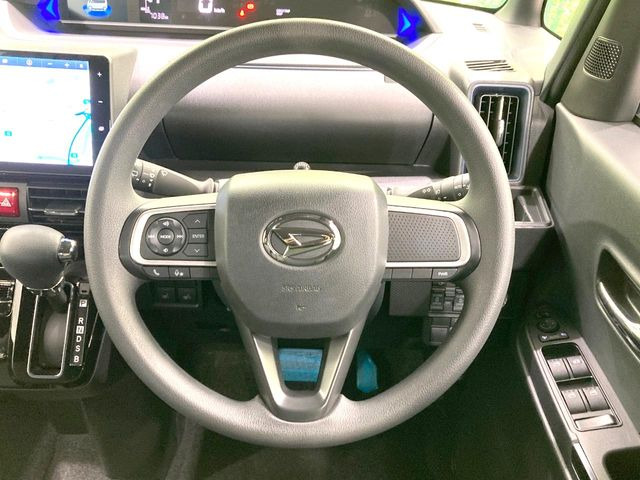 �C���e���A�ɍ��킹���f�U�C���̃X�e�A�����O�́A�^�]�������̂��Ƃ��l���A�^�]���₷���`��A�傫���ł��B�����x�A���ۂɐG���Ă��m���߂��������B