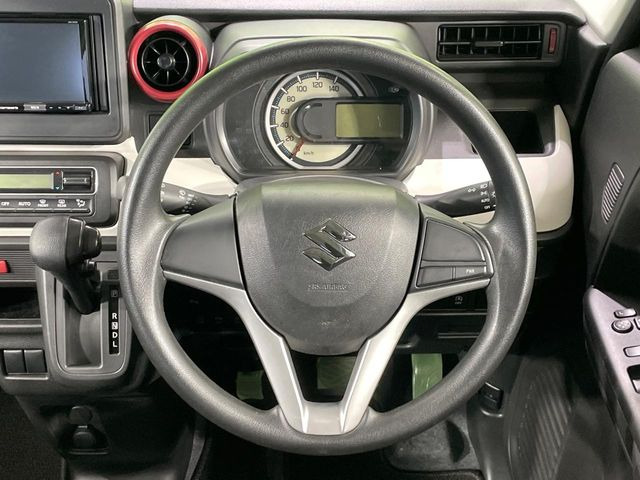 �C���e���A�ɍ��킹���f�U�C���̃X�e�A�����O�́A�^�]�������̂��Ƃ��l���A�^�]���₷���`��A�傫���ł��B�����x�A���ۂɐG���Ă��m���߂��������B