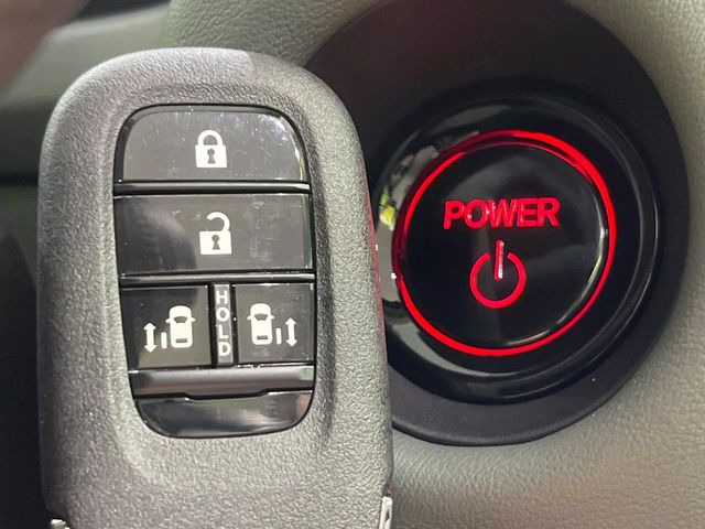 �yHonda�X�}�[�g�L�[�z�J�o����|�P�b�g�ɓ��ꂽ�܂܂ł��h�A�̎{���E�������\�ȃX�}�[�g�L�[�𑕔��B�G���W���̃I���E�I�t�����J�M�����o���K�v����������Ƃ��Ă��֗��ł���