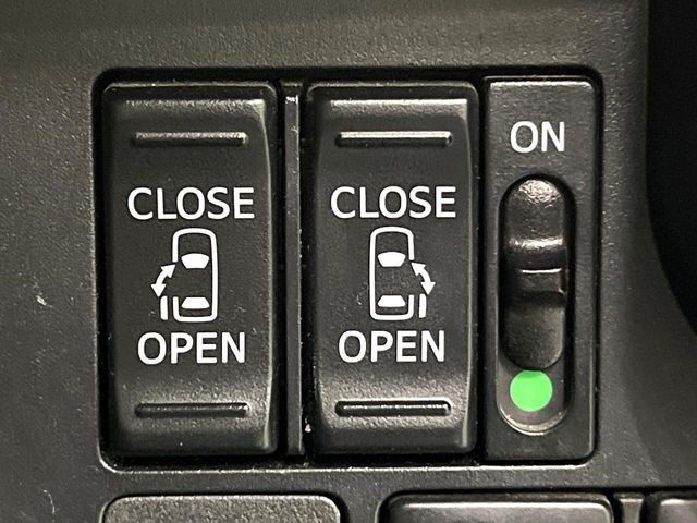 【両側パワースライドドア】スマートキーや運転席のスイッチで後席両側スライドドアの開閉が可能♪電動だから力を入れてドアを開ける必要が無く、小さなお子様でも簡単に開け閉めでき快適です♪