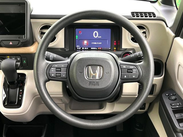 �C���e���A�ɍ��킹���f�U�C���̃X�e�A�����O�́A�^�]�������̂��Ƃ��l���A�^�]���₷���`��A�傫���ł��B�����x�A���ۂɐG���Ă��m���߂��������B