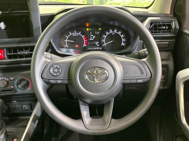 �C���e���A�ɍ��킹���f�U�C���̃X�e�A�����O�́A�^�]�������̂��Ƃ��l���A�^�]���₷���`��A�傫���ł��B�����x�A���ۂɐG���Ă��m���߂��������B