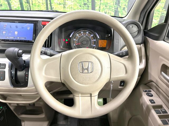 �C���e���A�ɍ��킹���f�U�C���̃X�e�A�����O�́A�^�]�������̂��Ƃ��l���A�^�]���₷���`��A�傫���ł��B�����x�A���ۂɐG���Ă��m���߂��������B