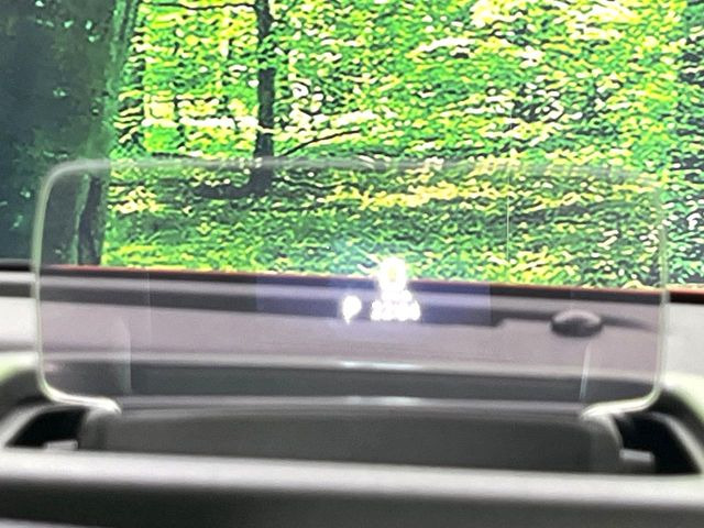 【ヘッドアップディスプレイ】現在の速度や走行情報をデジタル表示で運転席前方のガラスに投影!運転中、目線をずらさず必要な情報を確認できるのでとっても便利で安心!