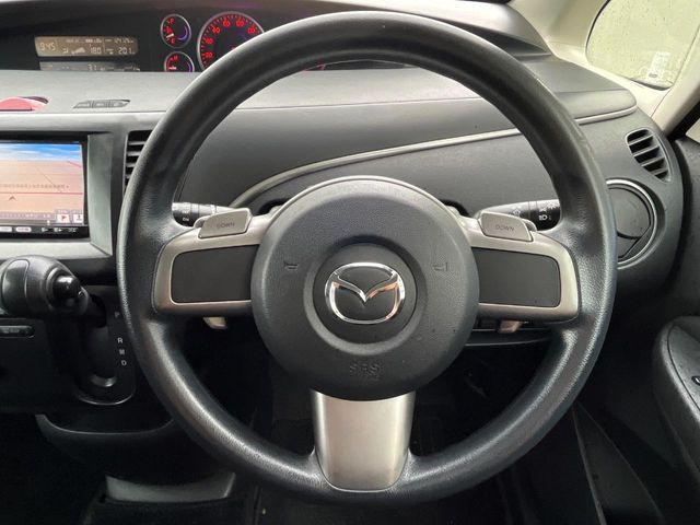 �C���e���A�ɍ��킹���f�U�C���̃X�e�A�����O�́A�^�]�������̂��Ƃ��l���A�^�]���₷���`��A�傫���ł��B�����x�A���ۂɐG���Ă��m���߂��������B