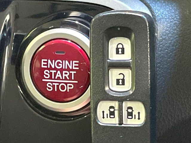便利なキーレス&プッシュスタートシステム♪この電子キーを携帯しているだけで簡単にエンジンの始動やドアの解錠、施錠が可能です!また万が一の時も安心なエンジンイモビライザーもついてます!