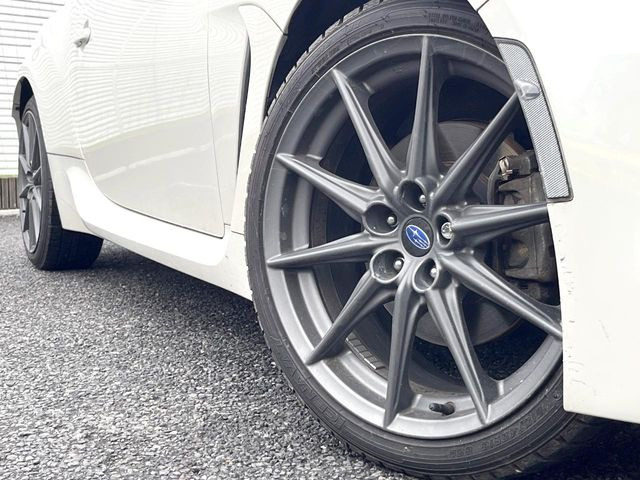 �y����18�C���`�A���~�z�C�[���z�O�ςɃ}�b�`���������A���~�z�C�[���𑕒����Ă���܂��B�e��ЊO�A���~�z�C�[����A�X�^�b�h���X�^�C�����戵�����Ă���܂��B���񂲑��k����������