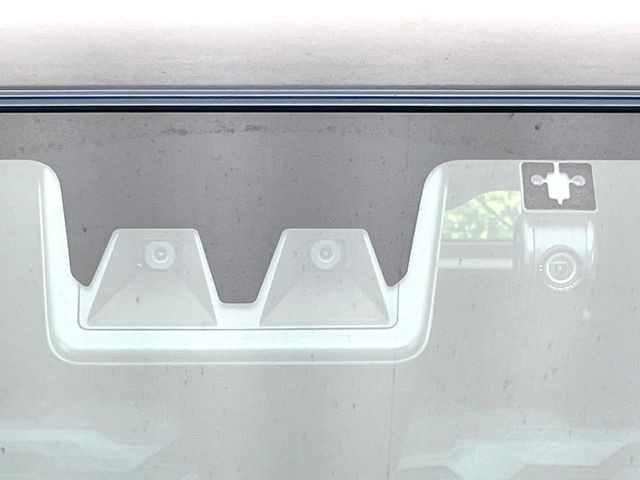 【スマートアシスト】走行中に前方の車両等を認識し、衝突しそうな時は警報とブレーキで衝突回避と被害軽減をアシスト。より安全にドライブをお楽しみいただけます。