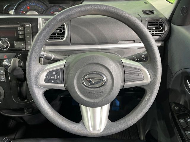 �C���e���A�ɍ��킹���f�U�C���̃X�e�A�����O�́A�^�]�������̂��Ƃ��l���A�^�]���₷���`��A�傫���ł��B�����x�A���ۂɐG���Ă��m���߂��������B