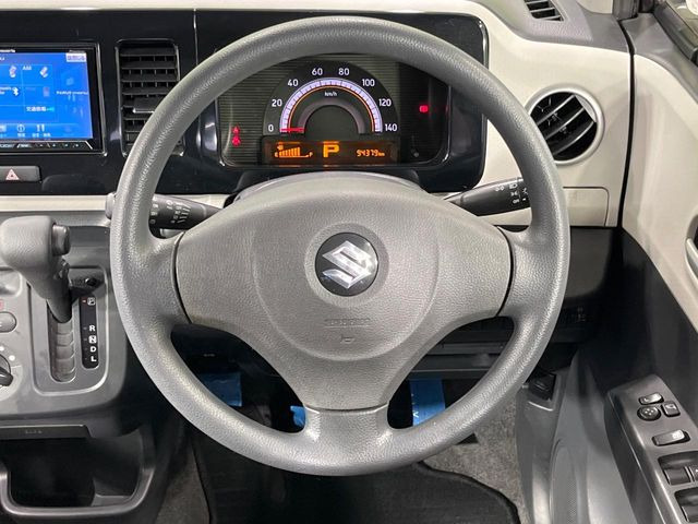 �C���e���A�ɍ��킹���f�U�C���̃X�e�A�����O�́A�^�]�������̂��Ƃ��l���A�^�]���₷���`��A�傫���ł��B�����x�A���ۂɐG���Ă��m���߂��������B