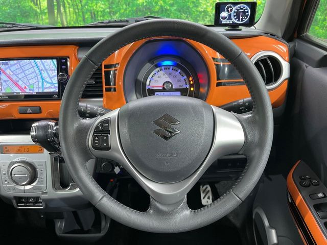 �C���e���A�ɍ��킹���f�U�C���̃X�e�A�����O�́A�^�]�������̂��Ƃ��l���A�^�]���₷���`��A�傫���ł��B�����x�A���ۂɐG���Ă��m���߂��������B