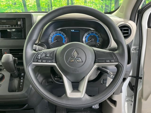 �C���e���A�ɍ��킹���f�U�C���̃X�e�A�����O�́A�^�]�������̂��Ƃ��l���A�^�]���₷���`��A�傫���ł��B�����x�A���ۂɐG���Ă��m���߂��������B