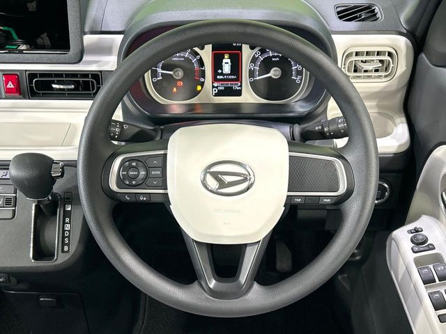 �C���e���A�ɍ��킹���f�U�C���̃X�e�A�����O�́A�^�]�������̂��Ƃ��l���A�^�]���₷���`��A�傫���ł��B�����x�A���ۂɐG���Ă��m���߂��������B