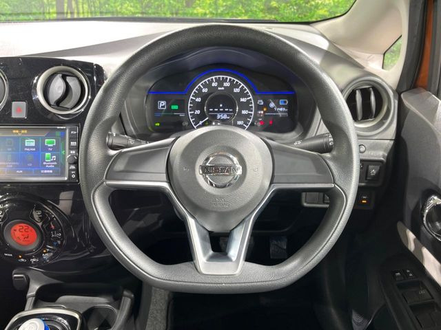 �C���e���A�ɍ��킹���f�U�C���̃X�e�A�����O�́A�^�]�������̂��Ƃ��l���A�^�]���₷���`��A�傫���ł��B�����x�A���ۂɐG���Ă��m���߂��������B