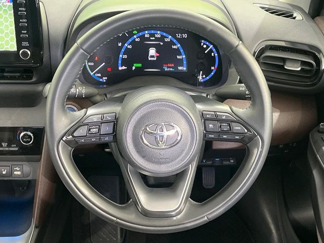 �C���e���A�ɍ��킹���f�U�C���̃X�e�A�����O�́A�^�]�������̂��Ƃ��l���A�^�]���₷���`��A�傫���ł��B�����x�A���ۂɐG���Ă��m���߂��������B
