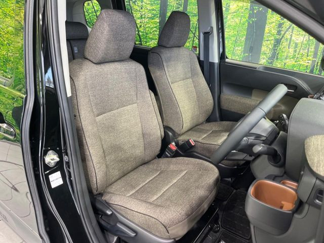 運転席まわりには十分なスペースがあり、大柄な方でもゆったり運転していただける環境です。