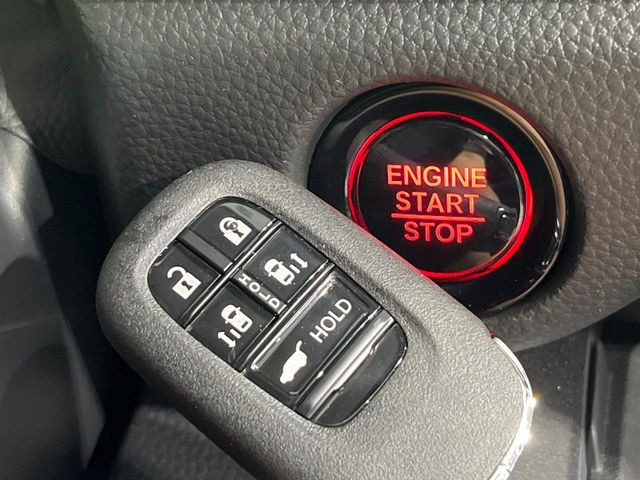 �yHonda�X�}�[�g�L�[�z�J�o����|�P�b�g�ɓ��ꂽ�܂܂ł��h�A�̎{���E�������\�ȃX�}�[�g�L�[�𑕔��B�G���W���̃I���E�I�t�����J�M�����o���K�v����������Ƃ��Ă��֗��ł���