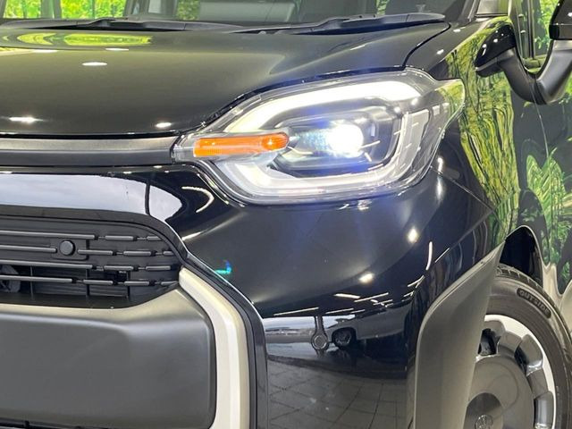 【LEDヘッドライト】悪天候や夜間走行時も良好な視界を確保し安心して運転できる高輝度LEDヘッドライトを装備!点灯速度が早く、消費電力も抑えられています。