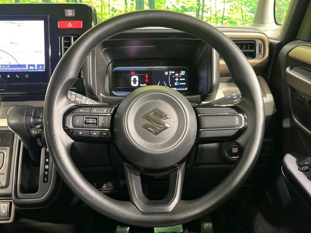 �C���e���A�ɍ��킹���f�U�C���̃X�e�A�����O�́A�^�]�������̂��Ƃ��l���A�^�]���₷���`��A�傫���ł��B�����x�A���ۂɐG���Ă��m���߂��������B
