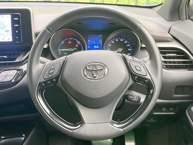 �C���e���A�ɍ��킹���f�U�C���̃X�e�A�����O�́A�^�]�������̂��Ƃ��l���A�^�]���₷���`��A�傫���ł��B�����x�A���ۂɐG���Ă��m���߂��������B