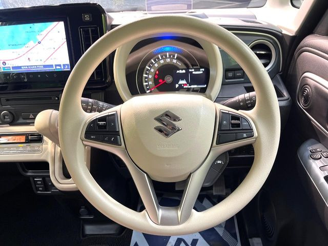 �C���e���A�ɍ��킹���f�U�C���̃X�e�A�����O�́A�^�]�������̂��Ƃ��l���A�^�]���₷���`��A�傫���ł��B�����x�A���ۂɐG���Ă��m���߂��������B