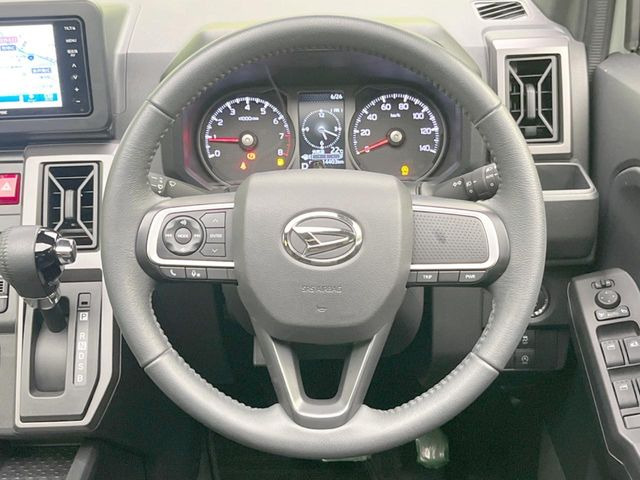 �C���e���A�ɍ��킹���f�U�C���̃X�e�A�����O�́A�^�]�������̂��Ƃ��l���A�^�]���₷���`��A�傫���ł��B�����x�A���ۂɐG���Ă��m���߂��������B