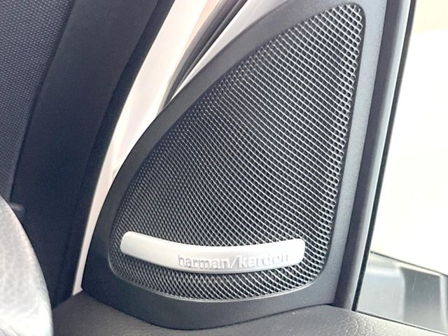 ��harman/kardon�T�E���h�V�X�e��:�I�[�f�B�I��僁�[�J�[����|����v���~�A���X�s�[�J�[�𑕔��B�����̃X�s�[�J�[����A���̗������܂ŕ����鍂�i���ȉ��y�����y���݂��������܂��B
