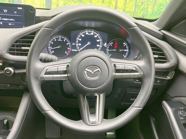 �C���e���A�ɍ��킹���f�U�C���̃X�e�A�����O�́A�^�]�������̂��Ƃ��l���A�^�]���₷���`��A�傫���ł��B�����x�A���ۂɐG���Ă��m���߂��������B