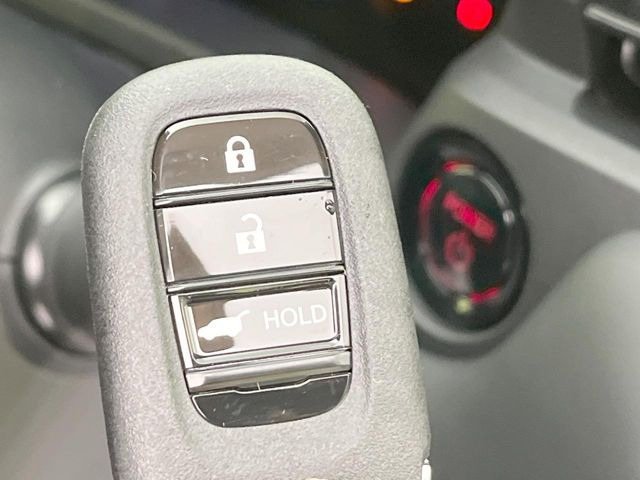 �yHonda�X�}�[�g�L�[�z�J�o����|�P�b�g�ɓ��ꂽ�܂܂ł��h�A�̎{���E�������\�ȃX�}�[�g�L�[�𑕔��B�G���W���̃I���E�I�t�����J�M�����o���K�v����������Ƃ��Ă��֗��ł���