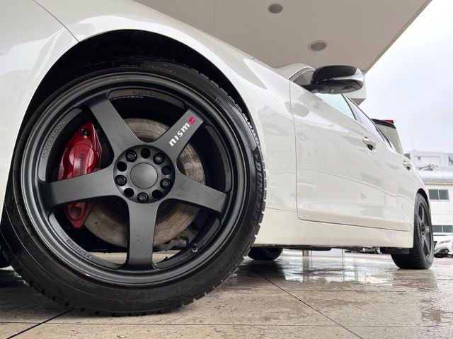 �y19�C���`NISMO�A���~�z�C�[���z�O�ςɃ}�b�`����NISMO�A���~�z�C�[���𑕒����Ă���܂��B�e��ЊO�A���~�z�C�[����A�X�^�b�h���X�^�C�����戵�����Ă���܂��B���񂲑��k����������