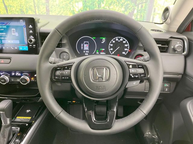 �C���e���A�ɍ��킹���f�U�C���̃X�e�A�����O�́A�^�]�������̂��Ƃ��l���A�^�]���₷���`��A�傫���ł��B�����x�A���ۂɐG���Ă��m���߂��������B