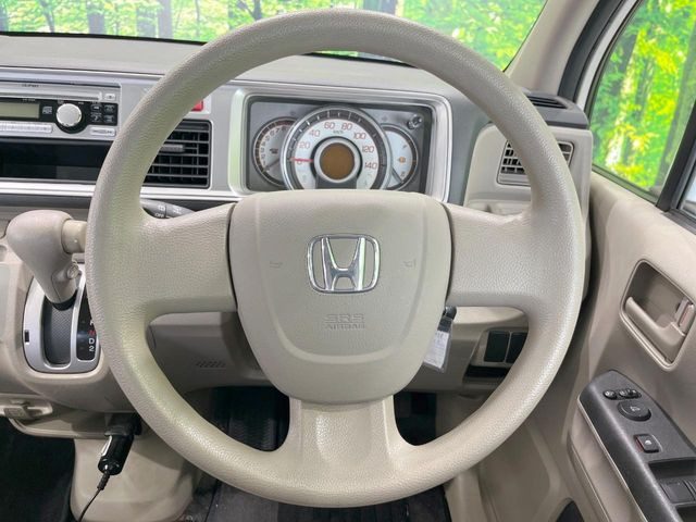 �C���e���A�ɍ��킹���f�U�C���̃X�e�A�����O�́A�^�]�������̂��Ƃ��l���A�^�]���₷���`��A�傫���ł��B�����x�A���ۂɐG���Ă��m���߂��������B