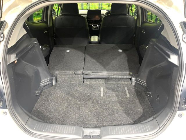 普段のお買い物や通勤、送迎等に十分な荷室スペースを確保しております。セカンドシートを倒すと、大きな荷物の積載も可能です♪