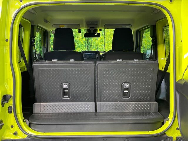 普段のお買い物や通勤、送迎等に十分な荷室スペースを確保しております。セカンドシートを倒すと、大きな荷物の積載も可能です♪