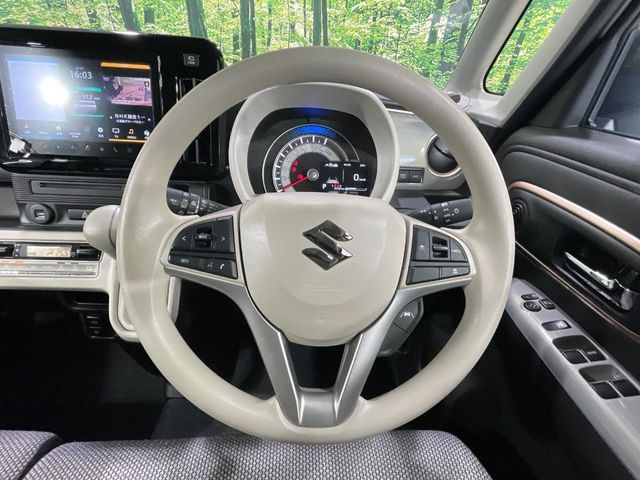 �C���e���A�ɍ��킹���f�U�C���̃X�e�A�����O�́A�^�]�������̂��Ƃ��l���A�^�]���₷���`��A�傫���ł��B�����x�A���ۂɐG���Ă��m���߂��������B