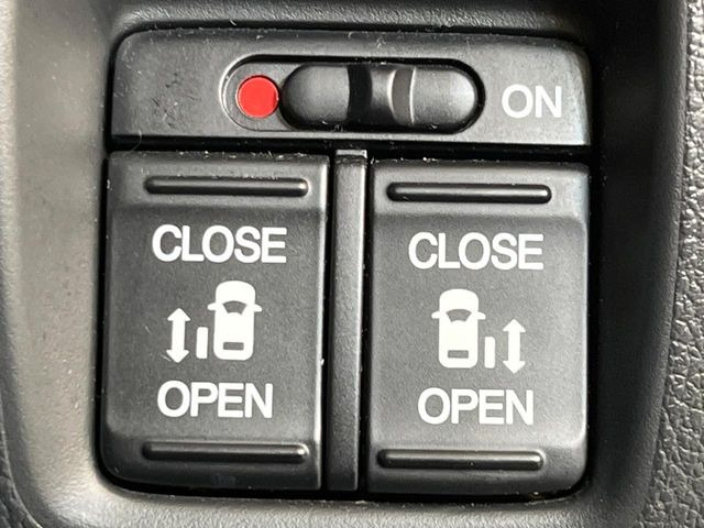 【両側パワースライドドア】スマートキーや運転席のスイッチで後席両側スライドドアの開閉が可能♪電動だから力を入れてドアを開ける必要が無く、小さなお子様でも簡単に開け閉めでき快適です♪