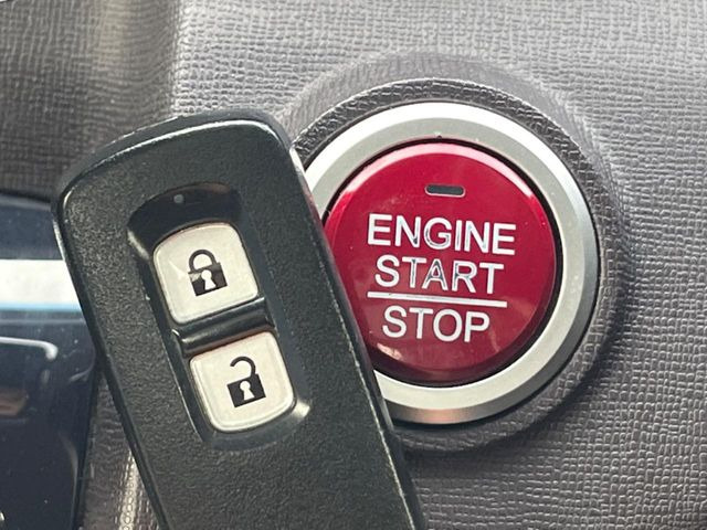 �yHonda�X�}�[�g�L�[�z�J�o����|�P�b�g�ɓ��ꂽ�܂܂ł��h�A�̎{���E�������\�ȃX�}�[�g�L�[�𑕔��B�G���W���̃I���E�I�t�����J�M�����o���K�v����������Ƃ��Ă��֗��ł���