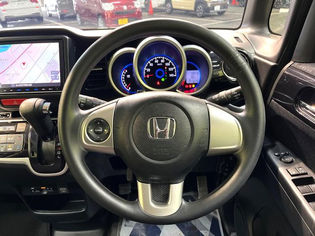 �C���e���A�ɍ��킹���f�U�C���̃X�e�A�����O�́A�^�]�������̂��Ƃ��l���A�^�]���₷���`��A�傫���ł��B�����x�A���ۂɐG���Ă��m���߂��������B