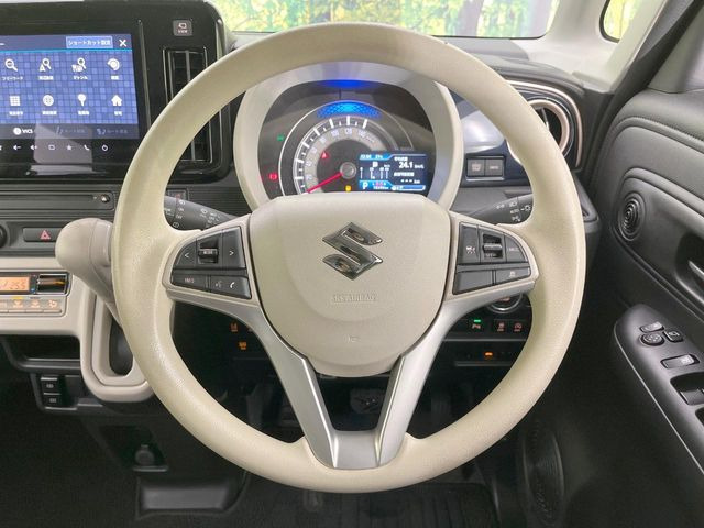 �C���e���A�ɍ��킹���f�U�C���̃X�e�A�����O�́A�^�]�������̂��Ƃ��l���A�^�]���₷���`��A�傫���ł��B�����x�A���ۂɐG���Ă��m���߂��������B