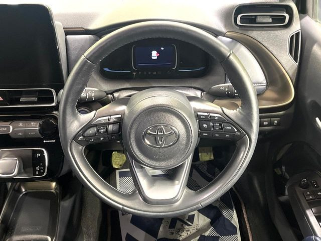 インテリアに合わせたデザインのステアリングは、運転される方のことも考え、運転しやすい形状、大きさです。是非一度、実際に触ってお確かめください。