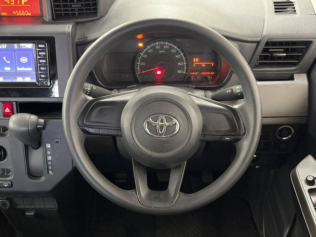 �C���e���A�ɍ��킹���f�U�C���̃X�e�A�����O�́A�^�]�������̂��Ƃ��l���A�^�]���₷���`��A�傫���ł��B�����x�A���ۂɐG���Ă��m���߂��������B