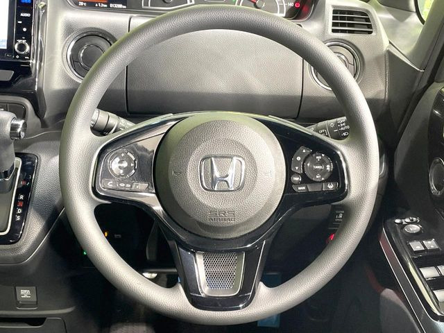 �C���e���A�ɍ��킹���f�U�C���̃X�e�A�����O�́A�^�]�������̂��Ƃ��l���A�^�]���₷���`��A�傫���ł��B�����x�A���ۂɐG���Ă��m���߂��������B