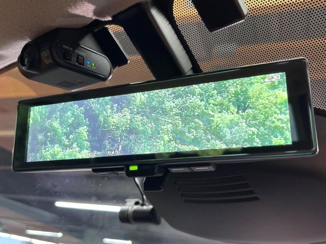 【インテリジェントルームミラー】後席の大きな荷物や同乗者で後方が確認しづらい時でも安心!カメラが撮影した車両後方の映像をルームミラー内に表示。クリアな視界で状況の確認が可能です!