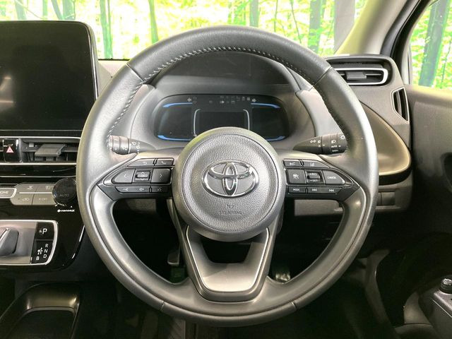 �C���e���A�ɍ��킹���f�U�C���̃X�e�A�����O�́A�^�]�������̂��Ƃ��l���A�^�]���₷���`��A�傫���ł��B�����x�A���ۂɐG���Ă��m���߂��������B