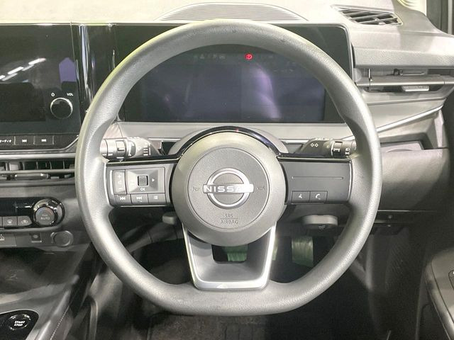 �C���e���A�ɍ��킹���f�U�C���̃X�e�A�����O�́A�^�]�������̂��Ƃ��l���A�^�]���₷���`��A�傫���ł��B�����x�A���ۂɐG���Ă��m���߂��������B