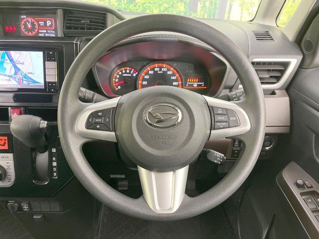 �C���e���A�ɍ��킹���f�U�C���̃X�e�A�����O�́A�^�]�������̂��Ƃ��l���A�^�]���₷���`��A�傫���ł��B�����x�A���ۂɐG���Ă��m���߂��������B