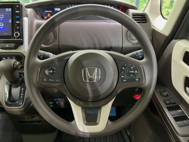 �C���e���A�ɍ��킹���f�U�C���̃X�e�A�����O�́A�^�]�������̂��Ƃ��l���A�^�]���₷���`��A�傫���ł��B�����x�A���ۂɐG���Ă��m���߂��������B